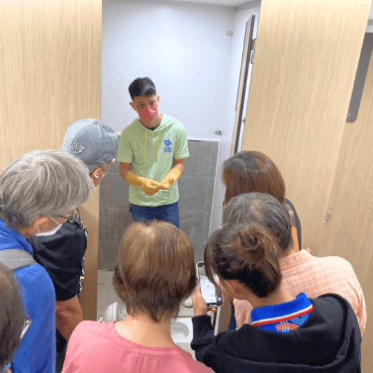 與環保局協力創造如廁的潔淨環境